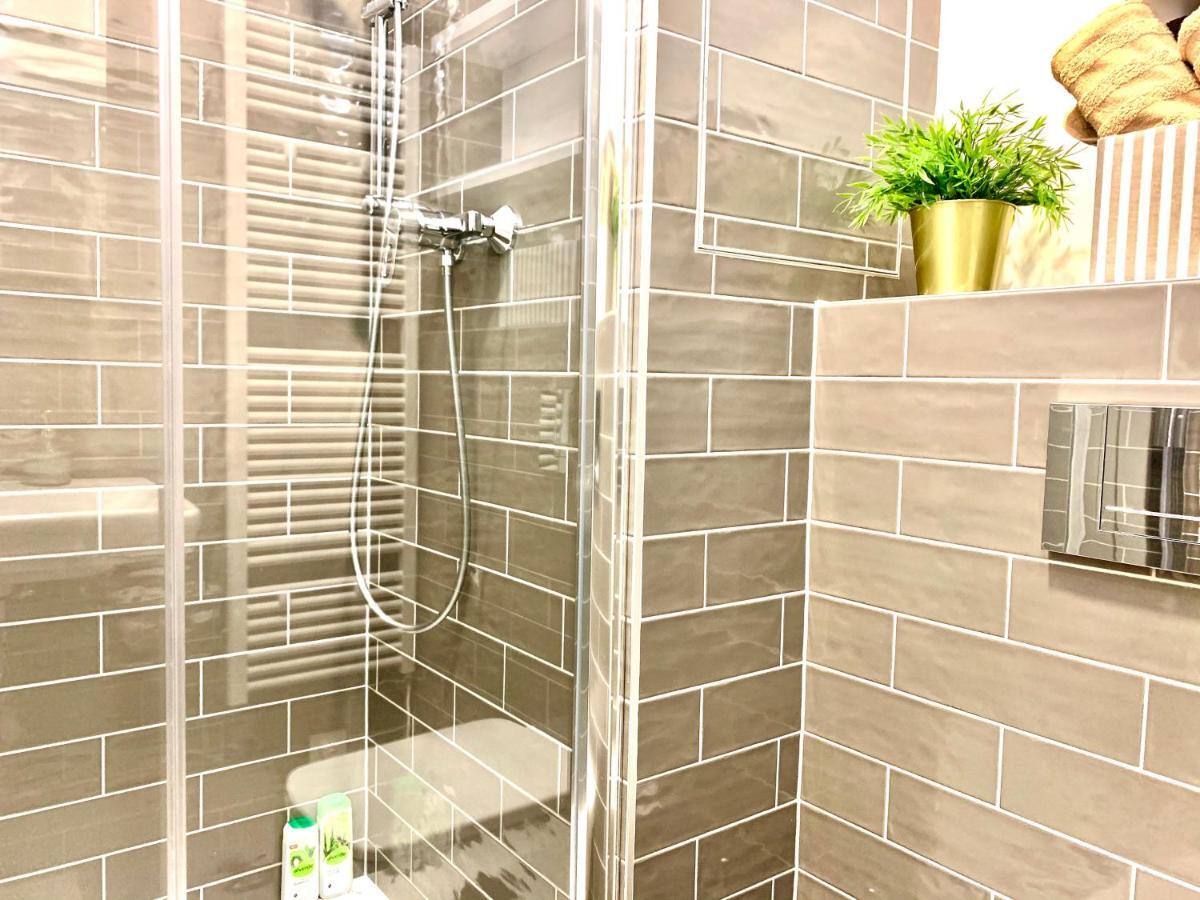 Luxury, Bright Studio With Parking And Balcony In Bratislava Center Esterno foto