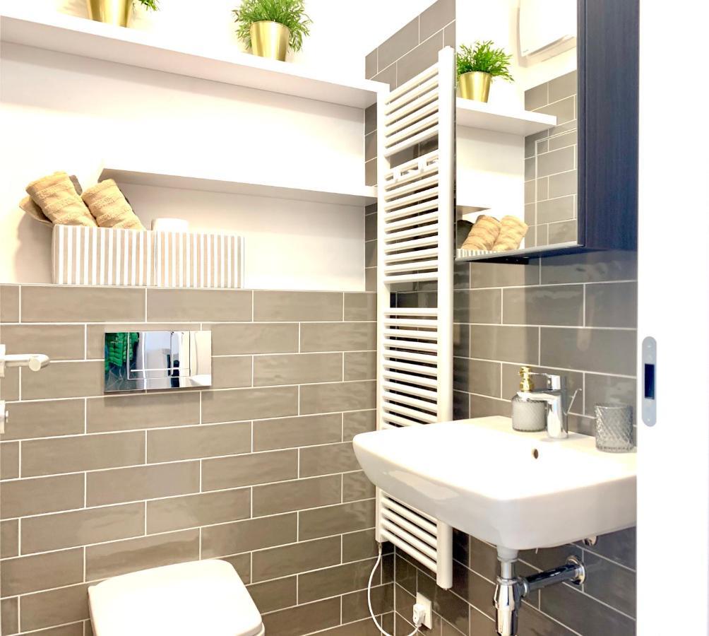 Luxury, Bright Studio With Parking And Balcony In Bratislava Center Esterno foto